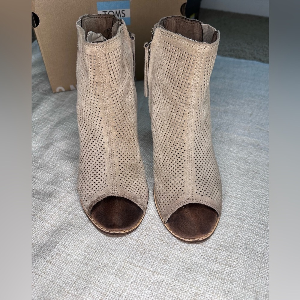TOMS Majorca Peep Toe Bootie (Stucco Suede Perforated) block heel - Picture 10 of 16